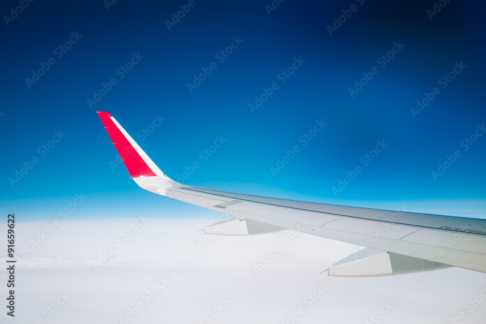 从飞机窗口看天空和白云地平线