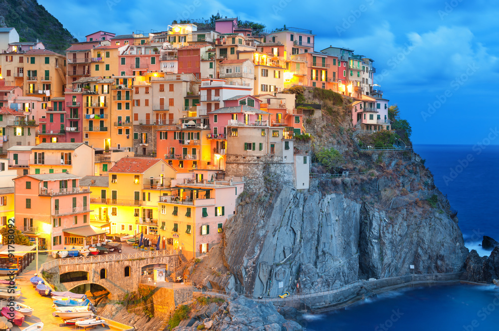 意大利五区马纳罗拉夜晚的五颜六色的房子。