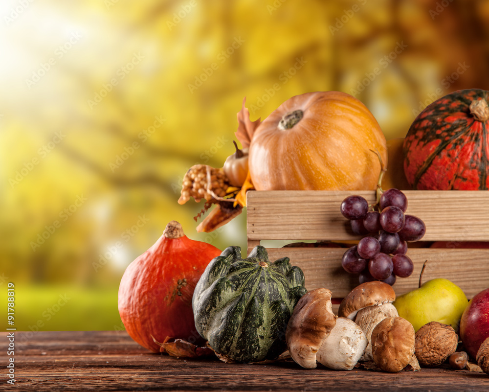 把水果和蔬菜倒在木头上。感恩节概念