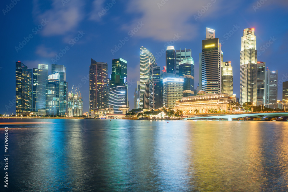 新加坡夜晚在码头湾欣赏天空