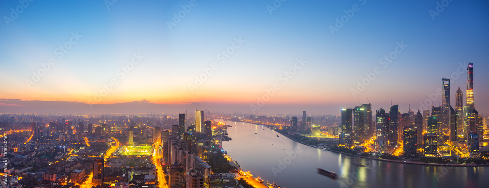 黄昏时的中国城市摩天大楼