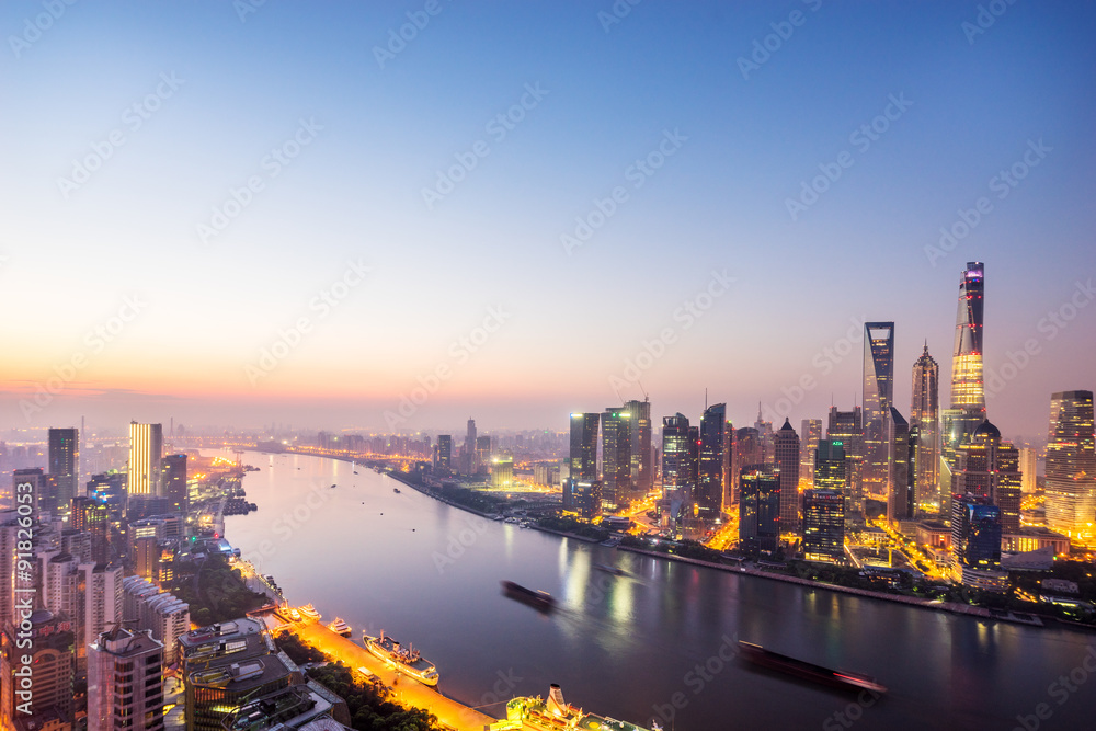 黄昏时分，中国城市的摩天大楼环绕着一条河