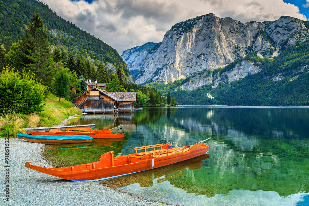 奥地利萨尔茨卡默古特Altaussee湖上的船屋和木船