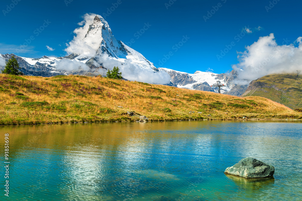 瑞士瓦莱州著名的马特洪峰和雷西高山冰川湖