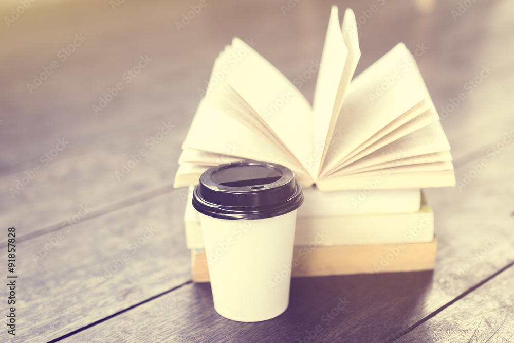 木地板上的咖啡和书