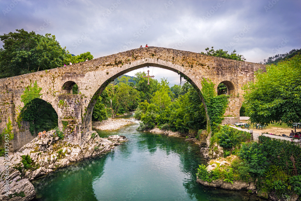 Cangas de Onis（阿斯图里亚斯/西班牙）的古罗马桥