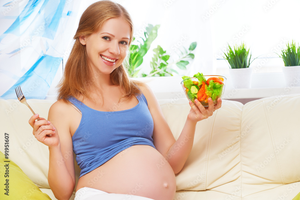 快乐孕妇吃健康食品蔬菜沙拉