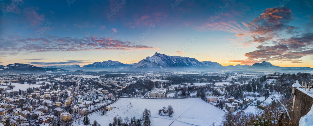 奥地利日落时的萨尔茨堡冬季全景图