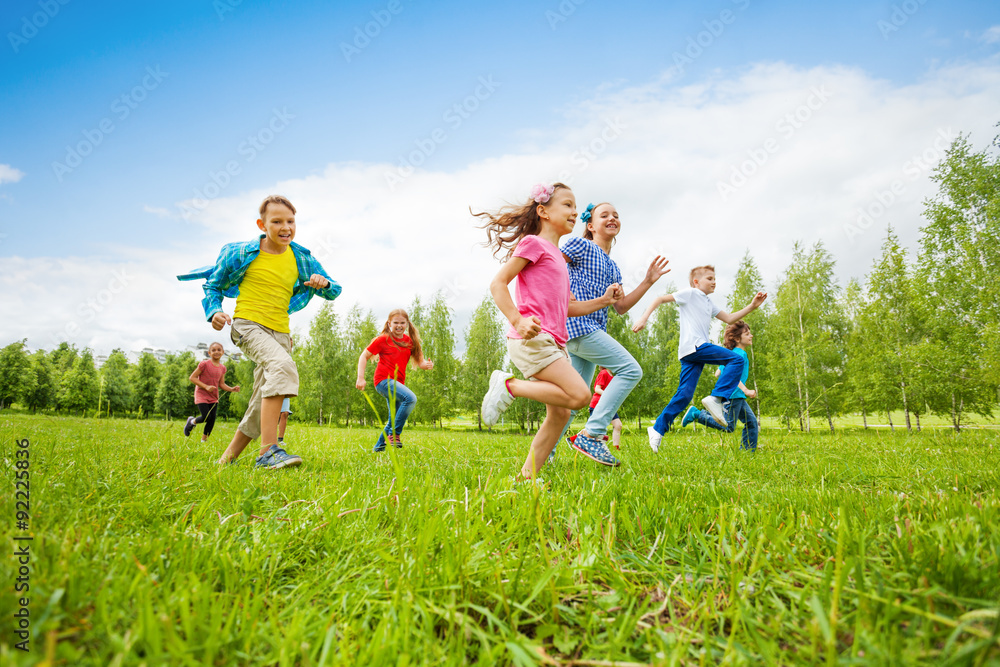 孩子们一起在绿地里奔跑
