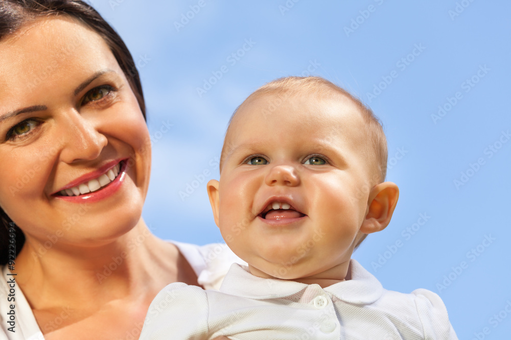 天空中可爱的婴儿和他的妈妈的特写