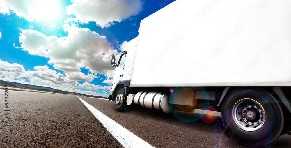 
Vehículos pesados y transporte. Camión Entrega de mercancías por carretera o autopista
