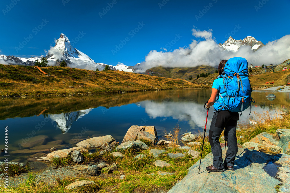 瑞士瓦莱州著名的马特洪峰和雷西高山冰川湖