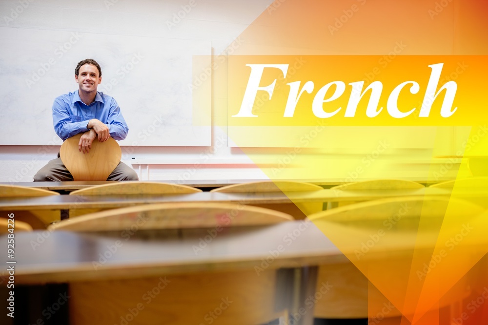 法语对抗坐在演讲厅椅子上的男教师