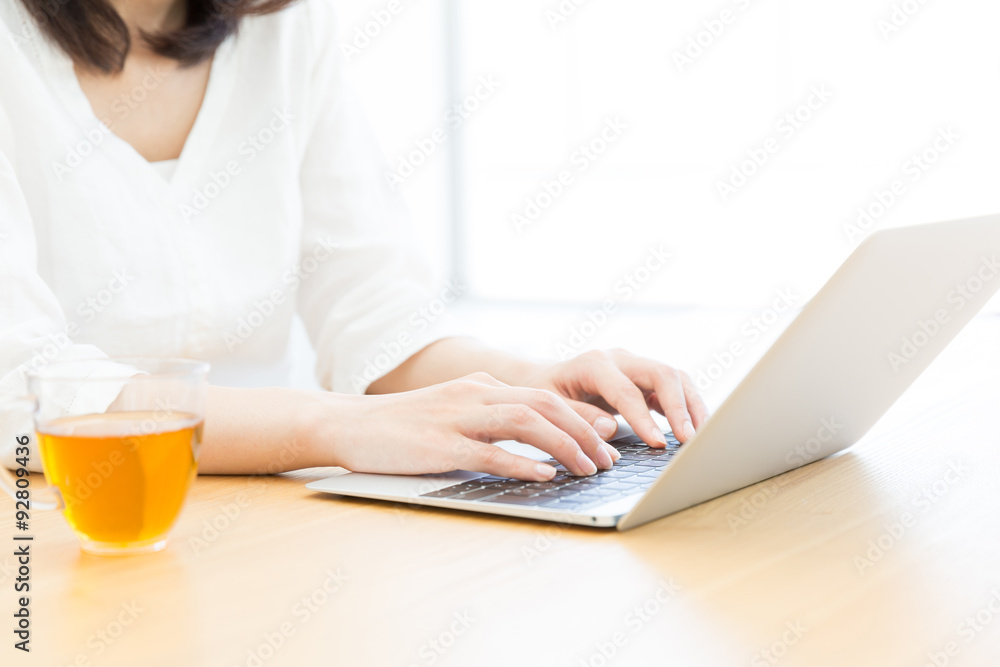一个使用笔记本电脑的女人
