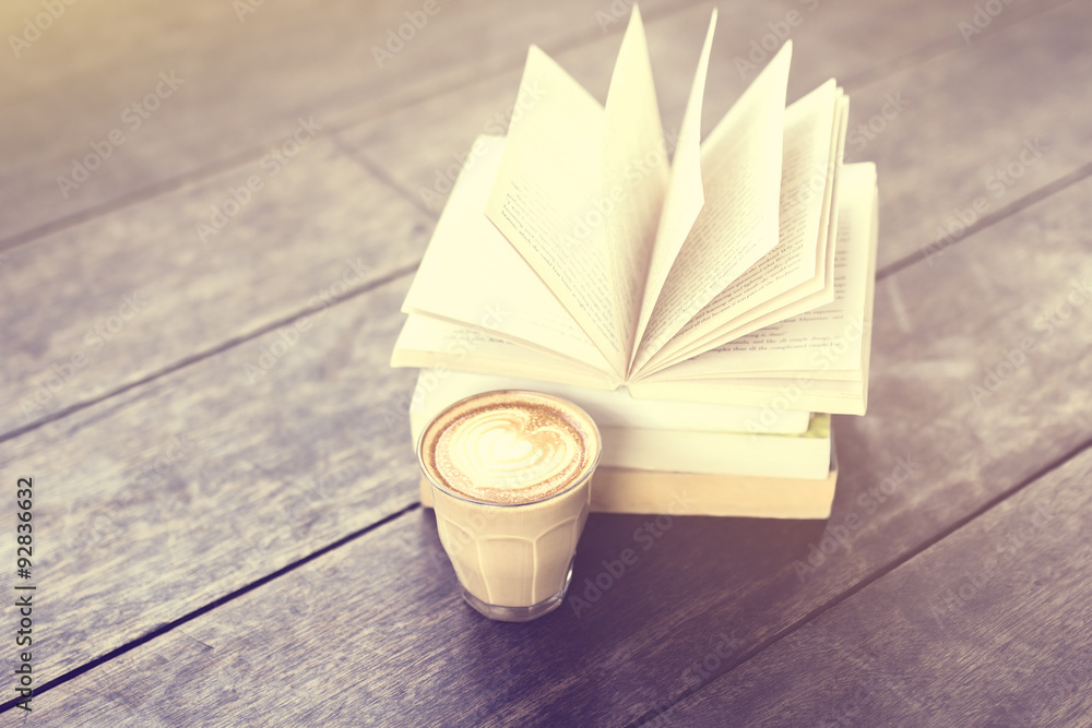 木桌上的书和一杯咖啡