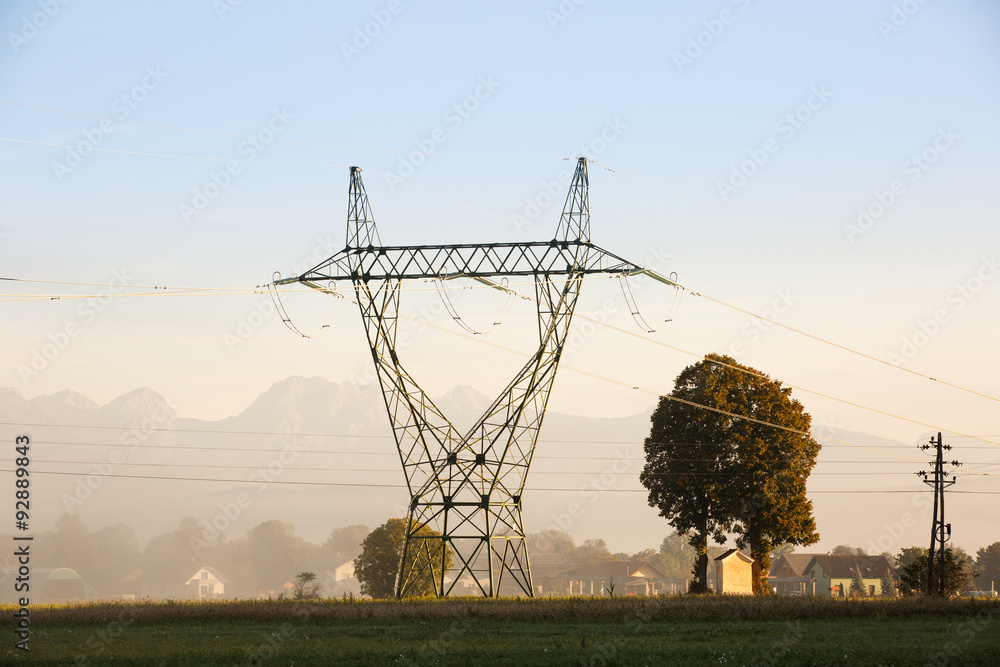 带电线的大电力高压塔
