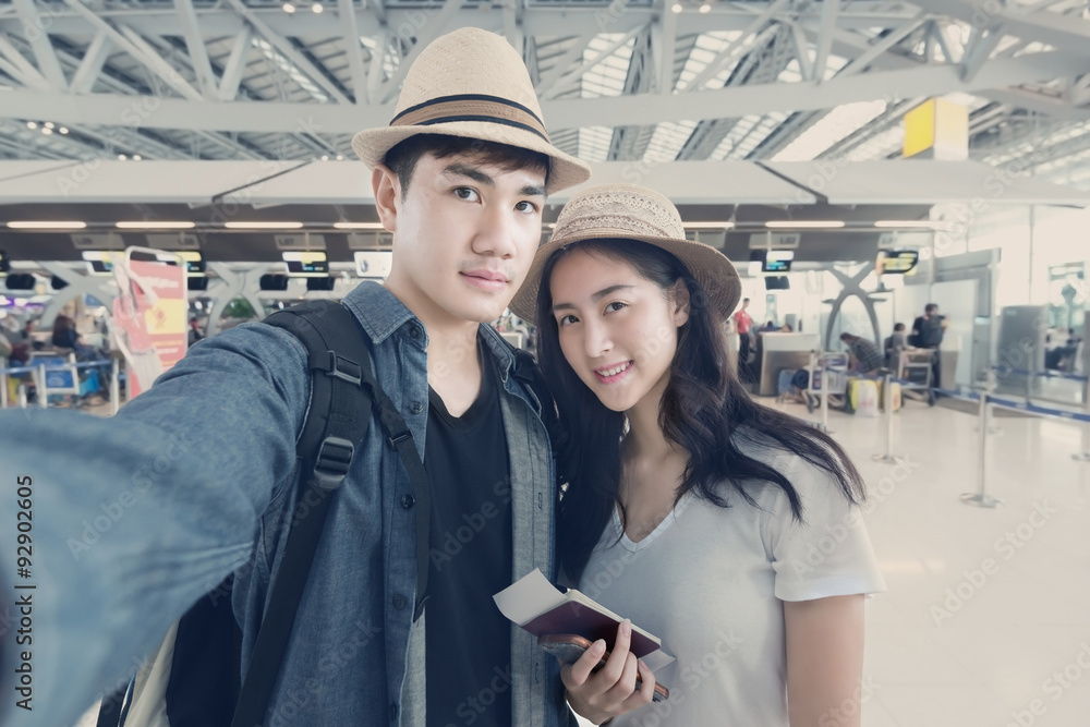 亚洲情侣游客出行前在机场自拍