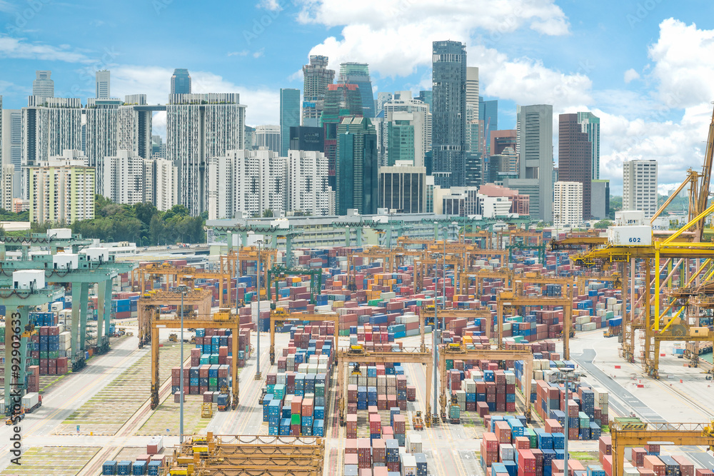 新加坡集装箱港口和新加坡城市鸟瞰图