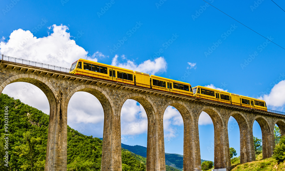 色茹恩大桥上的黄色列车（Jaune号列车）-法国，比利牛斯