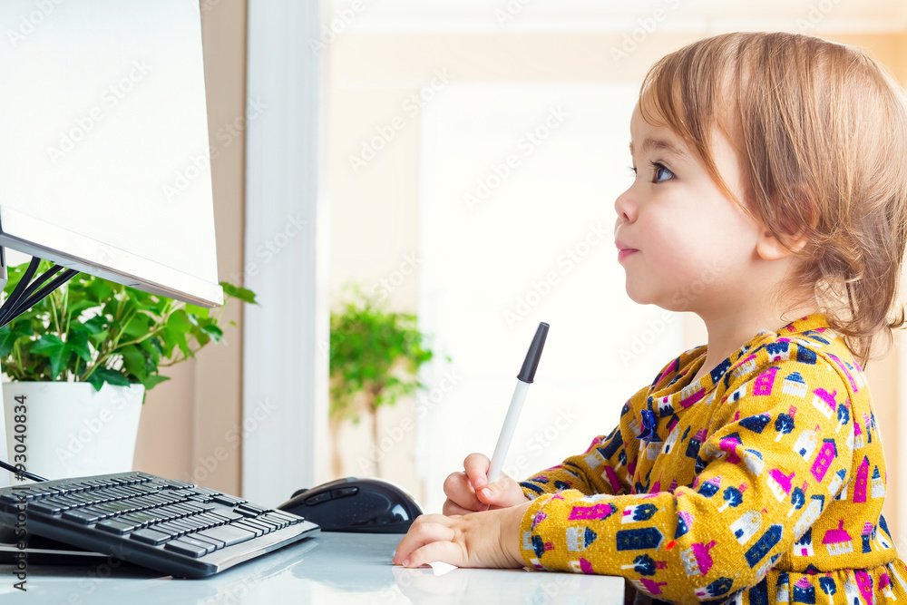 蹒跚学步的孩子看着电脑屏幕
