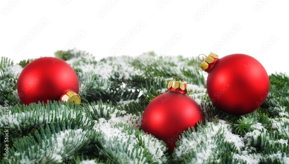 红色圣诞饰品和冷杉树枝上的雪