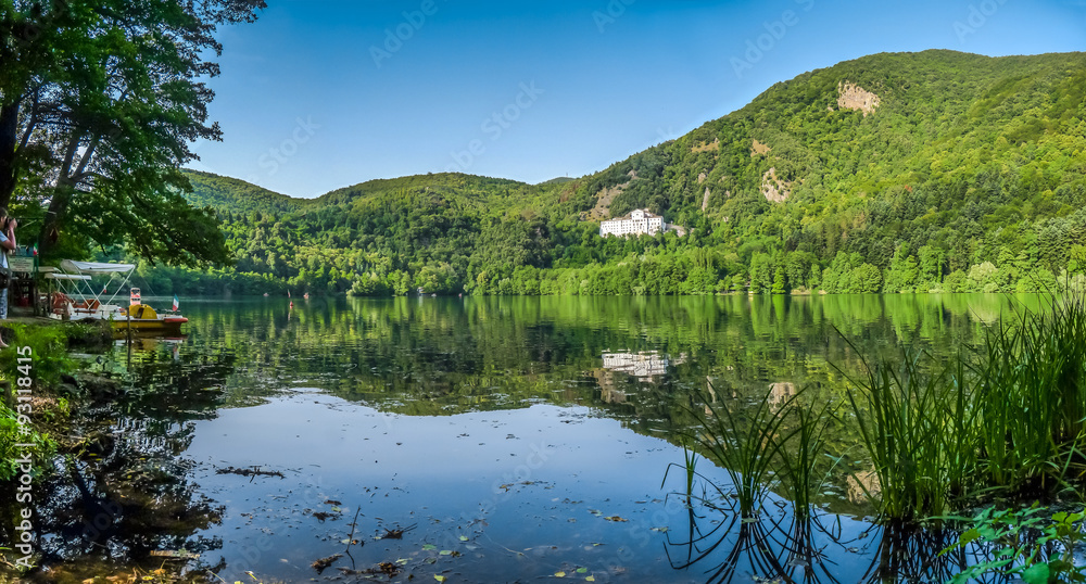 意大利巴西利卡塔的蒙蒂奇奥湖，有著名的修道院和秃鹫山