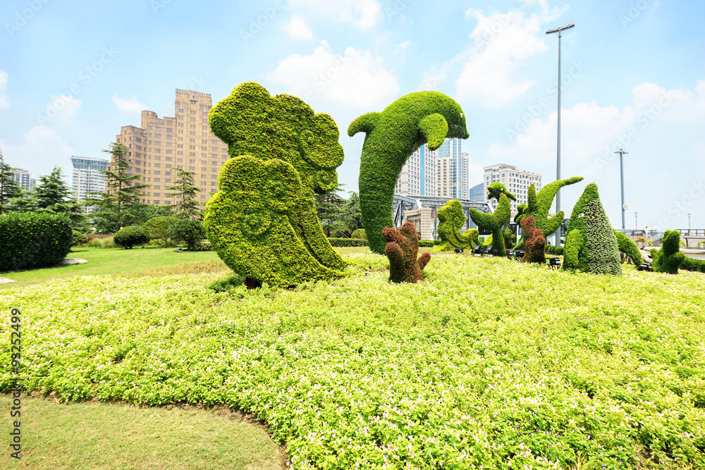 公园绿地中的植物雕塑