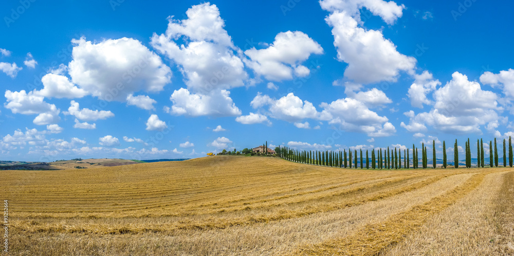 美丽的托斯卡纳景观，有传统的农舍和瓦尔德阳光明媚的日子里引人注目的云朵