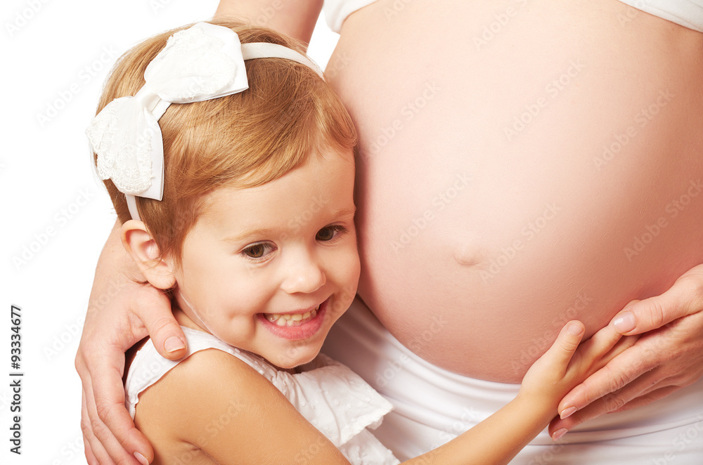 幸福的家庭。孩子拥抱孕妇的肚子