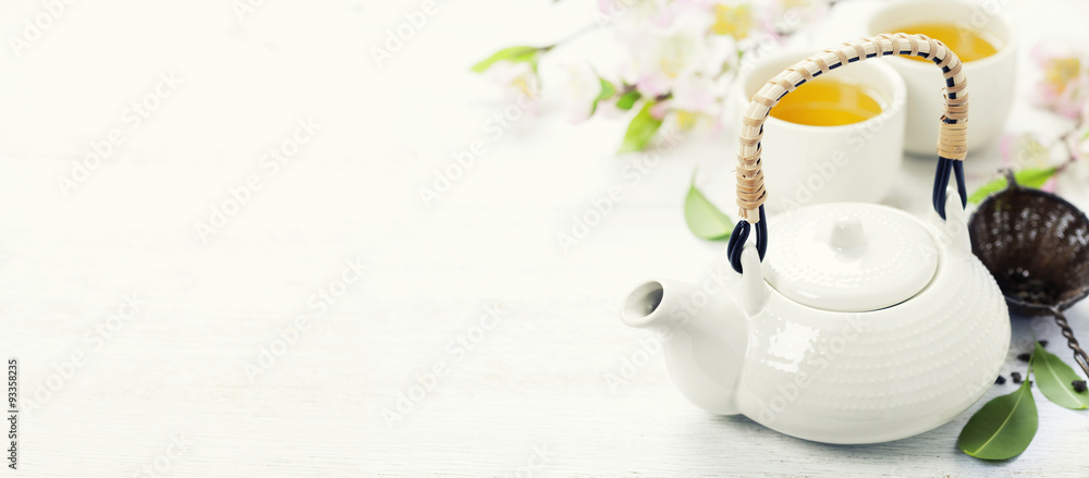 中国茶具和粉色樱花