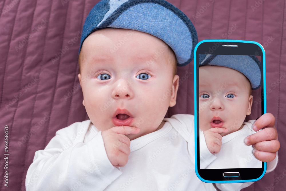 男婴用手机摄像头自拍