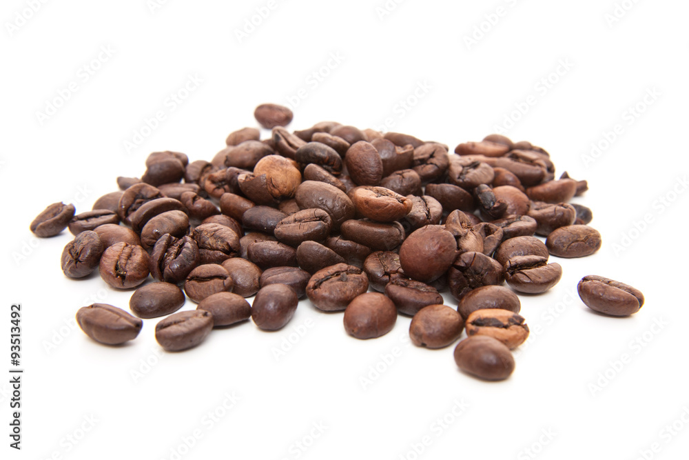 新鲜烘焙咖啡豆。全白底