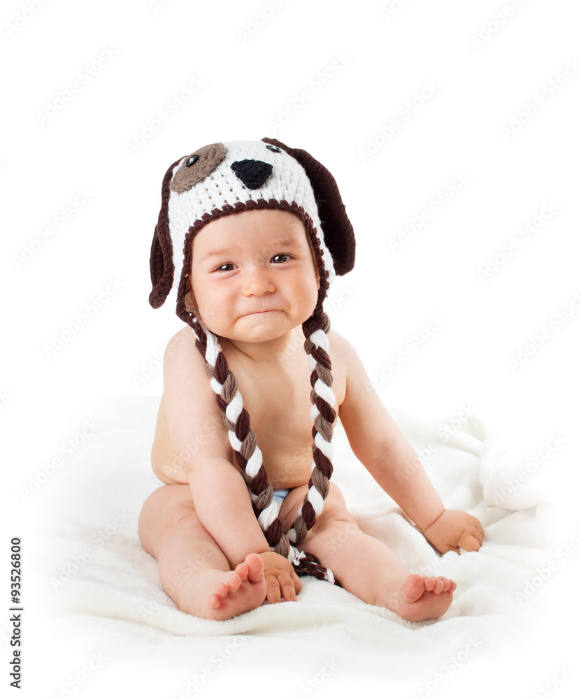 戴着狗帽的悲伤婴儿被隔离在白色背景下