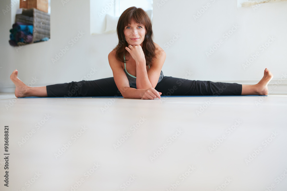 灵活的女性瑜伽教练