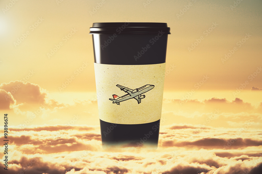 一杯黑咖啡和空中飞机的旅行理念