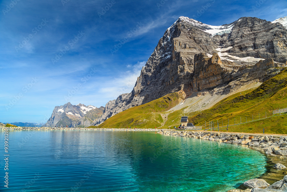 瑞士伯尔尼高地阿尔卑斯绿松石湖和艾格北面
