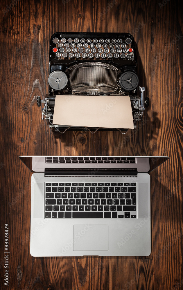 带笔记本电脑的老式打字机，技术进步的概念