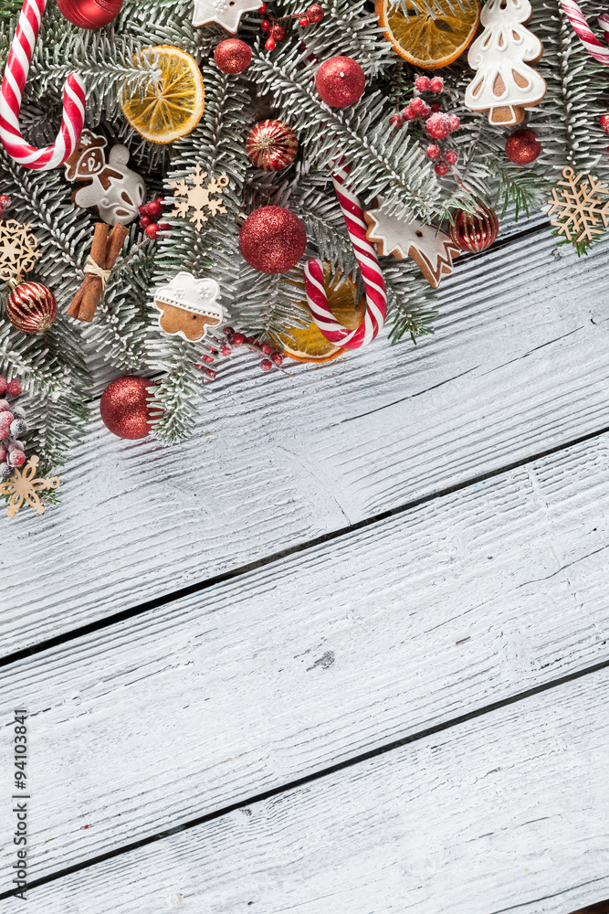 木板上装饰的圣诞枞树