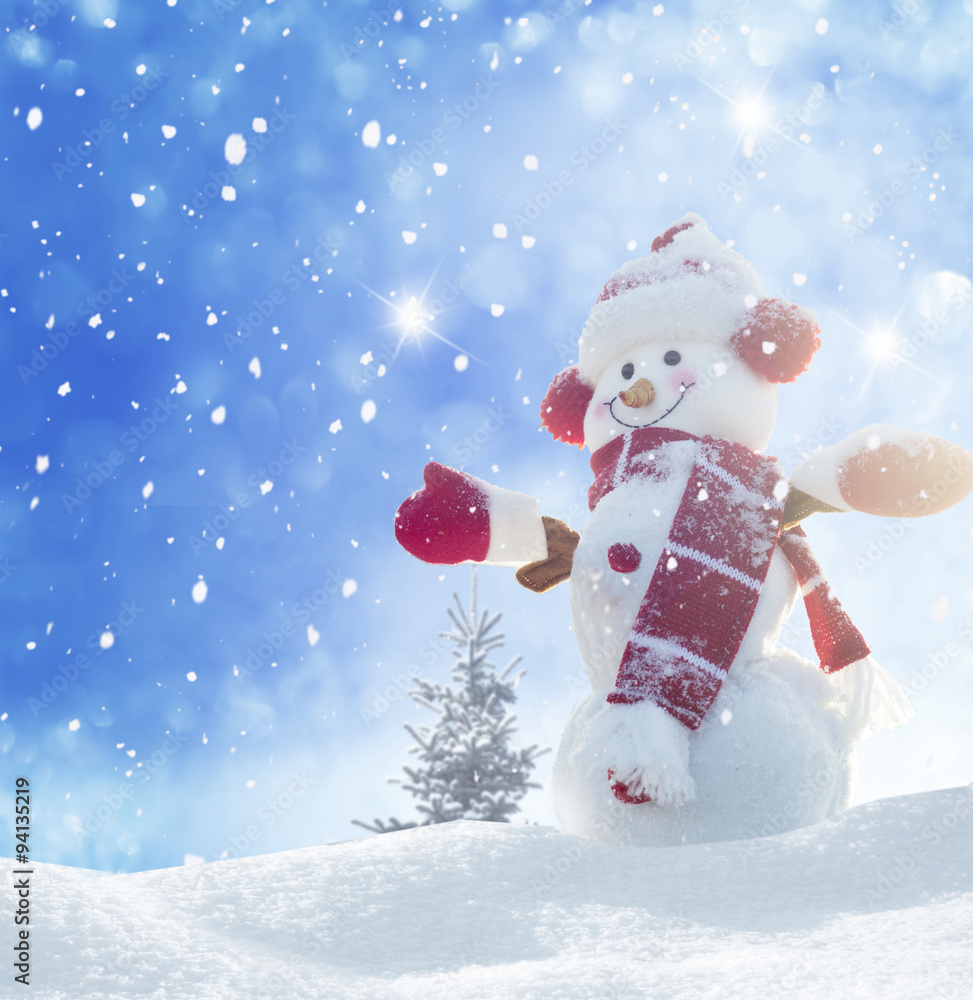 站在冬日圣诞景观中的快乐雪人
