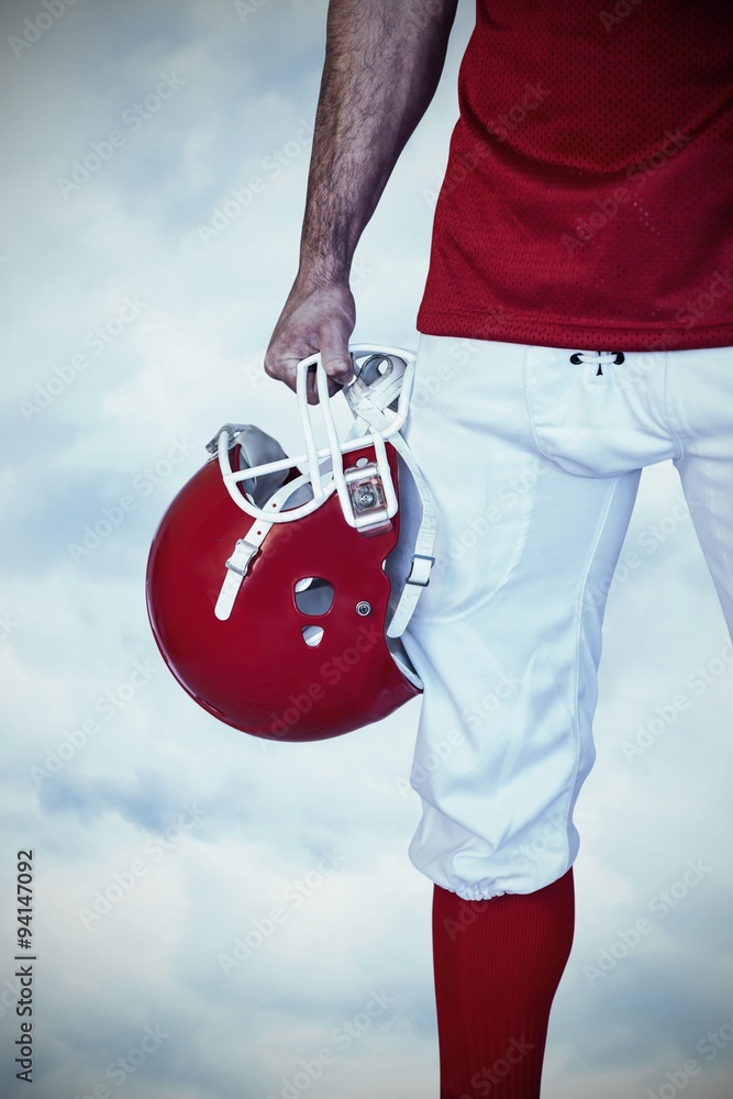 一名手持头盔的橄榄球运动员腹部的合成图像