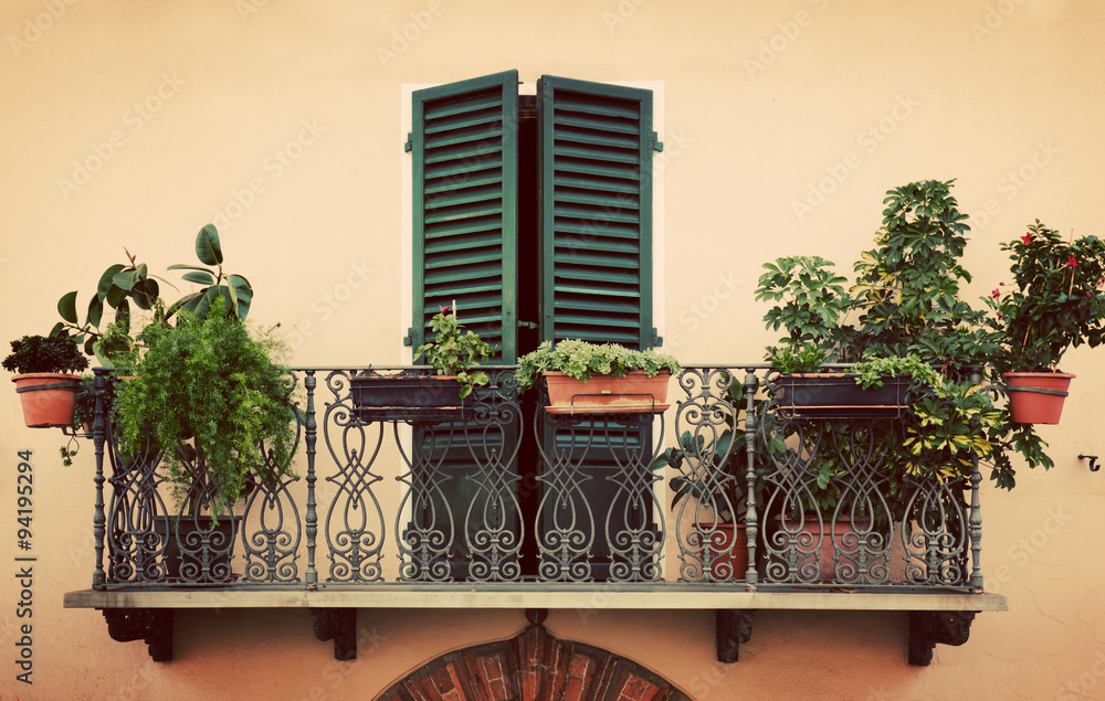 复古浪漫阳台。带绿色百叶窗的窗户。复古意大利，托斯卡纳的Pienza。