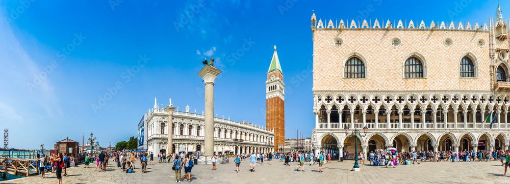 意大利威尼斯圣马可广场（Piazzetta San Marco）与多格宫（Doges Palace）和坎帕尼勒（Campanile）的美景