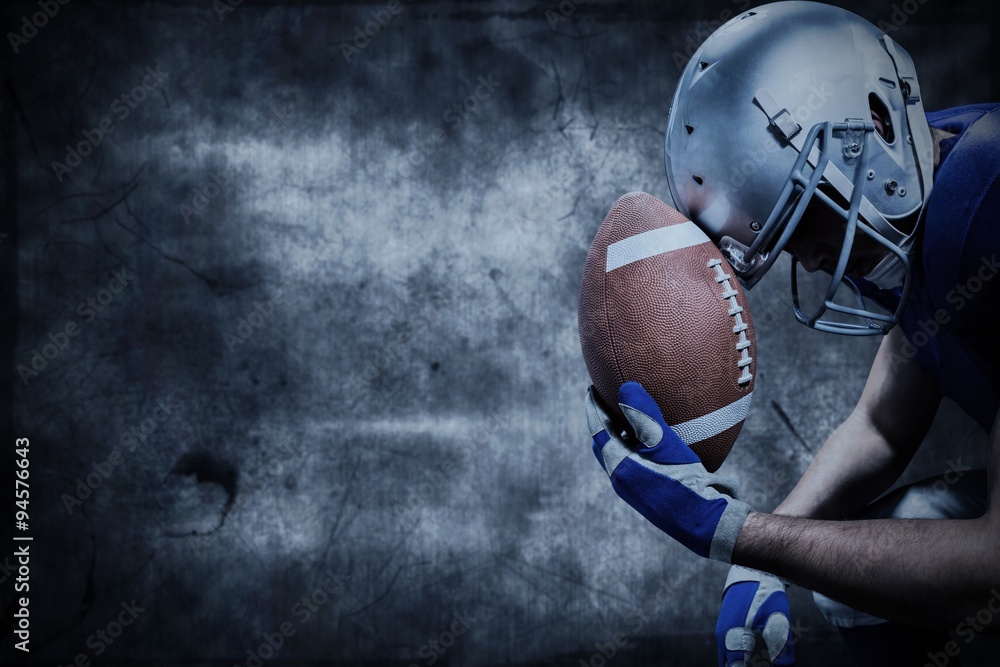 美国足球运动员将球顶在头盔上的合成图像