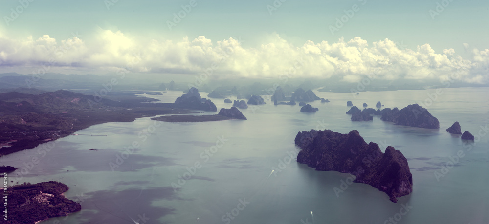 Paisaje islas y mar.Vista aerea de la costa.普吉岛，泰国