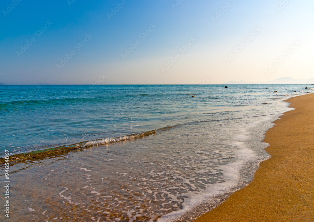 希腊科斯岛Kardamaina村附近Chelona海角美丽的长沙滩