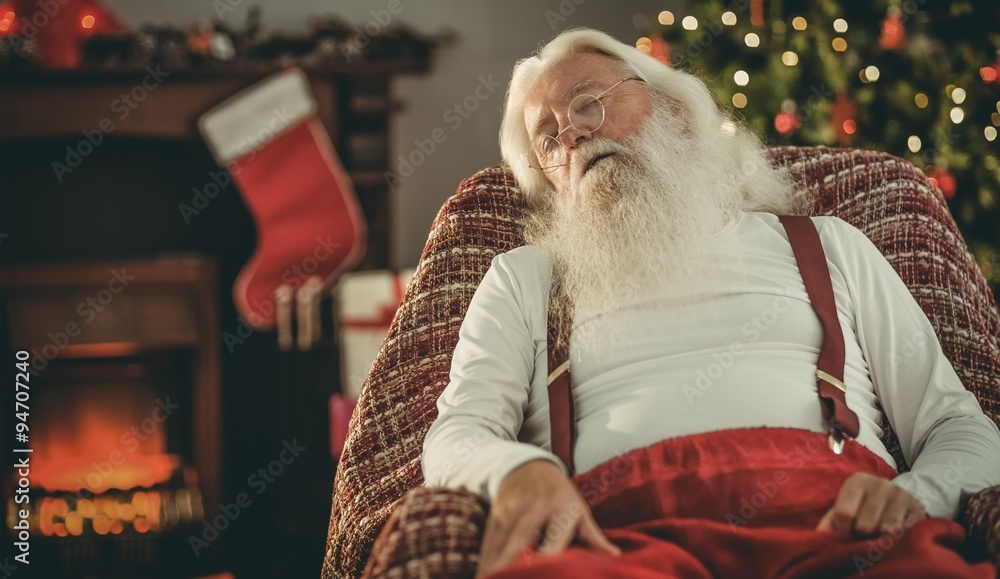 圣诞老人在扶手椅上打盹