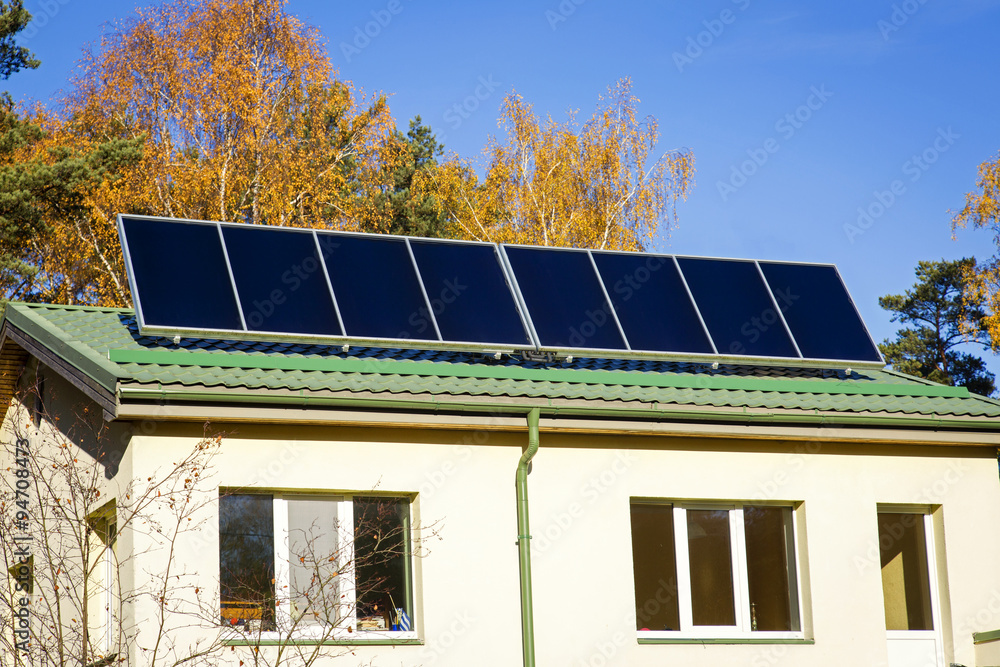屋顶安装太阳能电池板的家庭