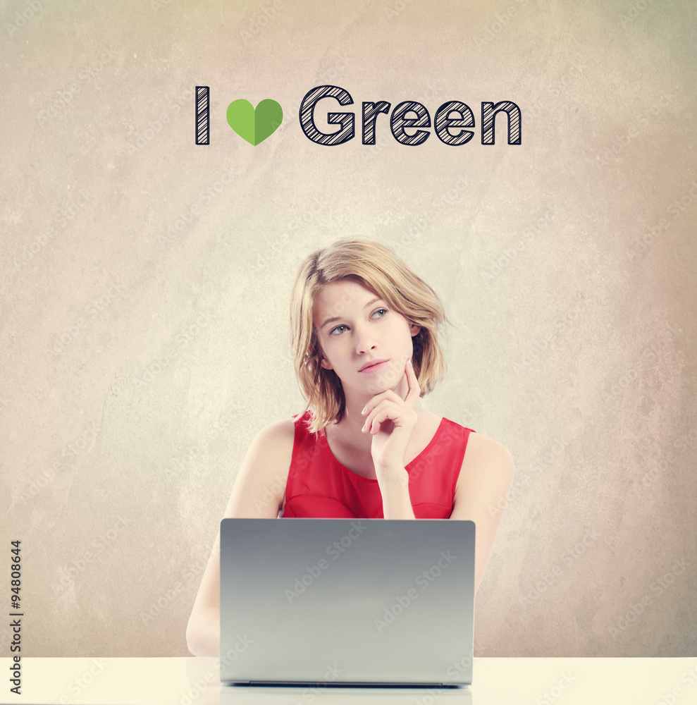 我喜欢女性在笔记本电脑上工作的绿色概念