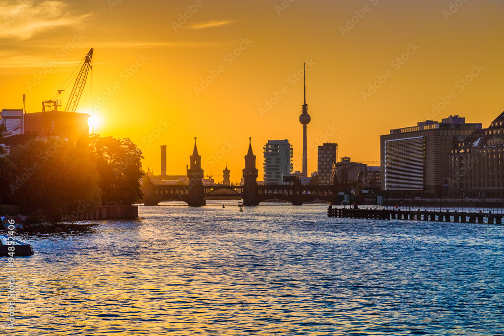 日落时分的柏林天际线与斯普雷河，德国