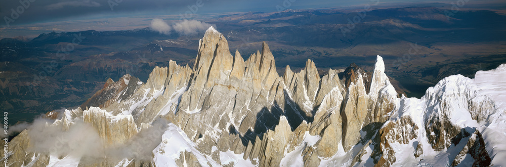 阿根廷巴塔哥尼亚费兹罗伊山、塞罗托雷山脉和安第斯山脉3400米处的鸟瞰图